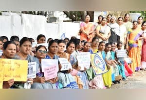 'சம வேலை - சம ஊதியம்' கேட்கும் இடைநிலை ஆசிரியர்கள்