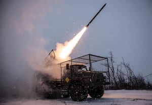 உக்ரைனில் பயணிகள் ரயில் மீது ரஷ்யா டிரோன் தாக்குதல்; 5 பேர் பலி