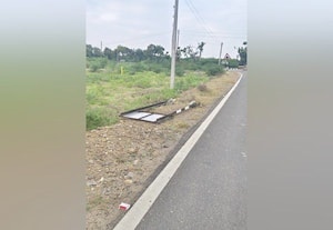  முதுகுளத்துார் சாலையில் வழிகாட்டி பலகை சேதம்: சீரமைக்க வலியுறுத்தல்