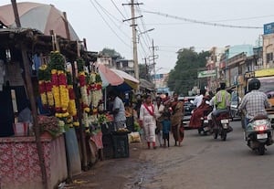 ஆக்கிரமிப்பு அகற்ற நகராட்சி, போலீசார்  ﻿தயக்கம்   பொறுப்பை தட்டி கழிப்பதால் மக்கள் அவதி