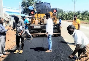  சேதமடைந்த  ரோடு  புதுப்பிப்பு