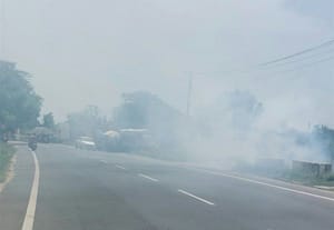  ரோட்டோரங்களில் குவியும் குப்பை; தீ வைப்பதால் சுகாதாரக்கேடு