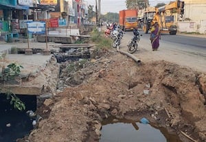  ரோட்ட உடைச்சு 15 நாளாகியும் வேலை துவங்கல; விற்பனை போச்சு --வியாபாரிகள் கவலை