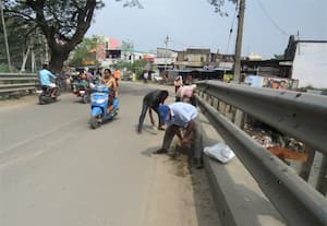  பாலத்தில் மணல் குவியல் அகற்றம் நெடுஞ்சாலை துறை நடவடிக்கை