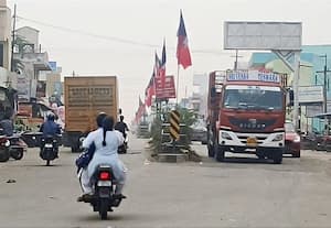  சாலை மைய தடுப்பில் கொடி கம்பத்தால் அவதி