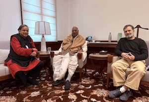 ஒத்த கருத்துடன் பயணம்;  ராகுல், கார்கேவை சந்தித்தப் பின் சசி தரூர் முடிவு