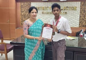  குத்துச்சண்டையில் முதலிடம் பெற்ற மாணவருக்கு கலெக்டர் பாராட்டு