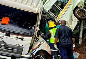 மினி பஸ் மீது மோதி மரத்தோடு நசுக்கிய லாரி: தென்ஆப்ரிக்காவில் பள்ளி மாணவர் உள்ளிட்ட11 பேர் பலி