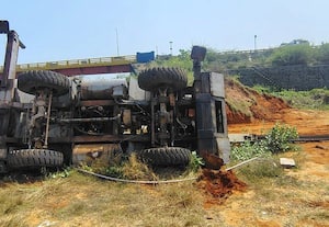  பாம்பனில் சாய்ந்தது ராட்சத கிரேன் ரயில் பாலம் அகற்றும் பணி தாமதம்