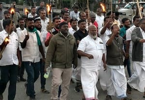  சபரிமலை தங்கம் கொள்ளை காங்கிரஸ் போராட்டம் மாவட்ட தலைவர் மீது போலீசார் தாக்குதல்