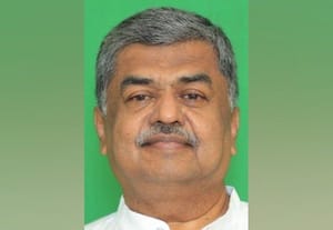  கவர்னருக்கு காலை காட்டியிருக்க வேண்டுமா? ஹரிபிரசாத்தின் பேச்சால் பா.ஜ., கொந்தளிப்பு