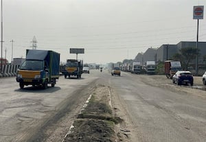  எச்சரிக்கை பலகை இல்லாத சாலை மைய தடுப்பு ஒரகடத்தில் விபத்தில் சிக்கும் வாகன ஓட்டிகள்