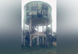  பழுதடைந்த மேல்நிலை நீர்த்தேக்க தொட்டி சுகாதாரமின்றி குடிநீர் வினியோகத்தால் மக்கள் அவதி 