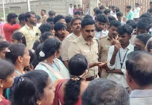  அரசு கல்லுாரி மாணவர்கள் சாலை மறியல்