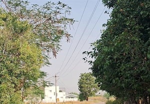  தாழ்வாக செல்லும் மின் கம்பி பொதுமக்களுக்கு ஆபத்து