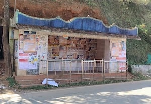  பயணியர் நிழற்கூரை போஸ்டரால் அலங்கோலம்