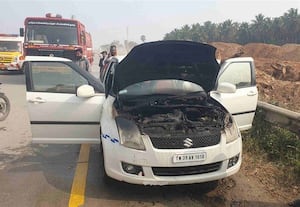  காரில் தீப்பிடித்து எரிந்ததால் கோவை ரோட்டில் பரபரப்பு