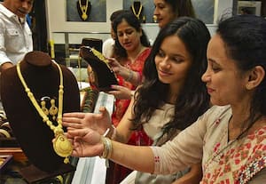 நேற்று ஏற்றம்; இன்று இறக்கம்; தங்கம் விலை ஒரே நாளில் சவரனுக்கு ரூ.4,800 சரிவு