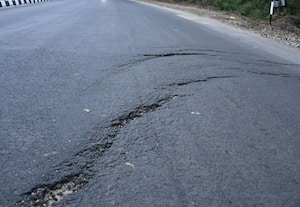  ரூ.81 கோடியில் புதுப்பித்த தார் சாலையில் திடீர் விரிசல்