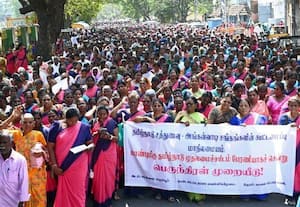 சென்னையில் கோட்டை நோக்கி சத்துணவு ஊழியர்கள் பிரமாண்ட பேரணி: 1,000க்கும் மேற்பட்டோர் கைது