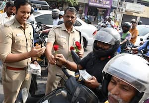  ஹெல்மெட் அணிந்தவர்களுக்கு ரோஜாவுடன் 'டிபன் பாக்ஸ்' பரிசு