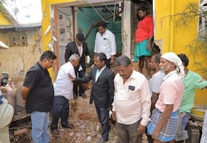  கோர்ட் உத்தரவின் பேரில் ஆக்கிரமிப்பு கட்டடம் இடிப்பு