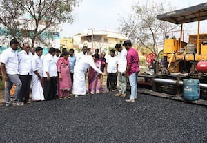  தார் சாலை பணி : எம்.எல்.ஏ., ஆய்வு