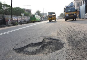 பாதாள சாக்கடை மேன்ேஹால் பள்ளங்களால் வாகன ஓட்டிகள் அவதி