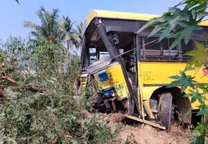  பள்ளி பேருந்து - லாரி மோதல் 9 மாணவ - மாணவியர் படுகாயம்