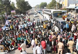  சாலையை சீரமைக்காததை கண்டித்து கல்லுாரி மாணவிகள் சாலை மறியல் தேசிய நெடுஞ்சாலையில் 'டிராபிக் ஜாம்'