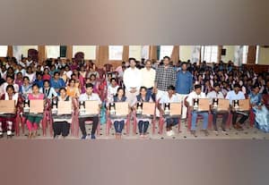  தனியார் கல்லுாரி மாணவர்கள்  1,433 பேருக்கு லேப்டாப் வழங்கல்