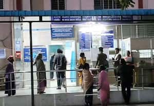 கார் மோதி பெண்கள் 4 பேர் பலி; அதிகாலை வேளையில் துயரம்