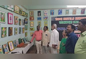  பாட புத்தகங்களை தாண்டிய வண்ண கலைப்பயணம் அரசு பள்ளி மாணவிகளின் அசத்தல் ஓவிய கண்காட்சி