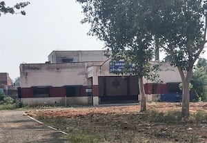  கழிவுநீர் செல்ல வழியின்றி வீட்டை காலி செய்யும் அவலம் கம்பம் நகராட்சி தினகரன் காலனி மக்கள் அவதி