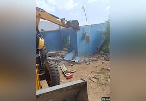  மலையடிவாரத்தில் கட்டிய வீடுகள் இடித்து அகற்றம்