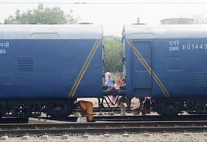  ரயில்வே சுரங்கப்பாதை பணிகள் இழுபறி தண்டவாளத்தை ஆபத்தாக கடக்கும் மக்கள்