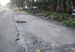  சாலை விரிசலுக்கு குடிநீர் பராமரிப்பு பணி காரணமாம்? 'தினமலர்' செய்தியால் அதிகாரிகள் திடீர் 'அலர்ட்'