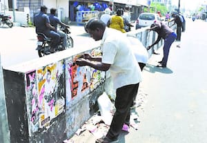 சென்டர் மீடியனில் போஸ்டர் அகற்றிய நெடு்ஞ்சாலைத்துறை பணியாளர்கள்