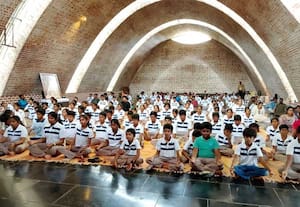 ஈஷாவிற்கு வருகை தரும் மக்களுக்கு இலவச யோக வகுப்புகள்