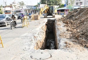  சாக்கடை அடைப்பு; ஸ்மார்ட் ரோடு உடைப்பு