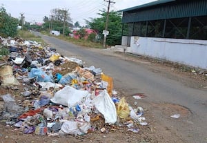  ரோட்டோரத்தில் குவியுது குப்பை துர்நாற்றத்தால் மக்கள் அவதி