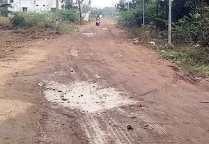  கீழச்சேரி சாலை படுமோசம்; வாகன ஓட்டிகள் தடுமாற்றம்