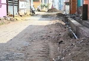  கால்வாயில் கழிவு போக வழியில்லை! கழிப்பறையில் கால் வைக்க முடியலை