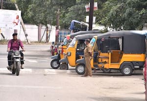  அரசு மகப்பேறு மருத்துவமனை ரோட்டை ஆக்கிரமிக்கும் வாகனங்கள்