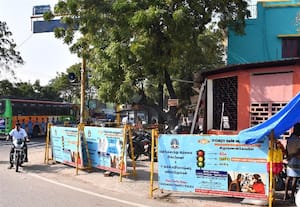  டூவீலர் ஸ்டாண்டாகும் அவுட் போலீஸ் ஸ்டேஷன் ரோடு வளைவு ஆக்கிரமிப்பால் விபத்து அபாயம்