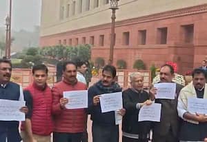 பார்லி வளாகம் முன்பு கேரள காங்கிரஸ் எம்பிக்கள் போராட்டம்