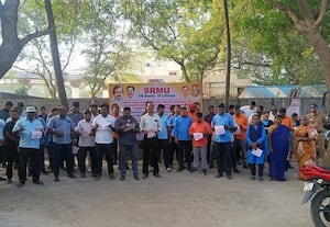  ரயில்வே ஊழியர்கள் ஆர்ப்பாட்டம்