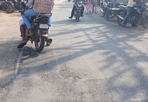 பரமக்குடியில் ரோடுகள் சீரமைப்பு; தினமலர் செய்தி எதிரொலி