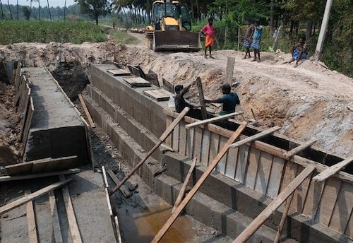  ரூ.98 லட்சம் செலவில் ரோடு, பால பணி துவக்கம்; தினமலர் செய்தி எதிரொலி