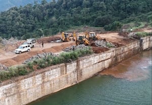 தனியார் கட்டிய தடுப்பணையை அகற்றும் வனத்துறை